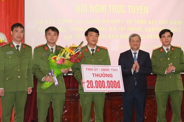 Thưởng nóng vụ bắt đối tượng vận chuyển 16 bánh heroin với giá 16 triệu đồng