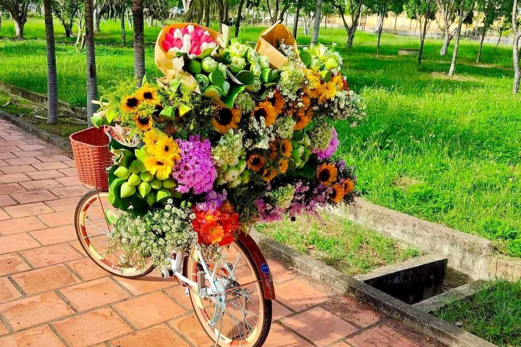 Nghề lạ: Cho thuê chỗ đứng với xe hoa, kiếm tiền triệu mỗi ngày - 6