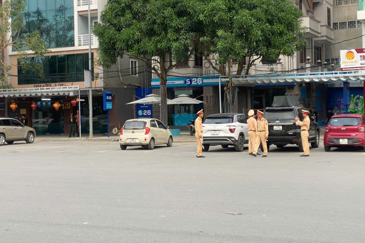 Cảnh sát xuất hiện tại nhà riêng của một doanh nhân nổi tiếng ở Thanh Hóa - 2