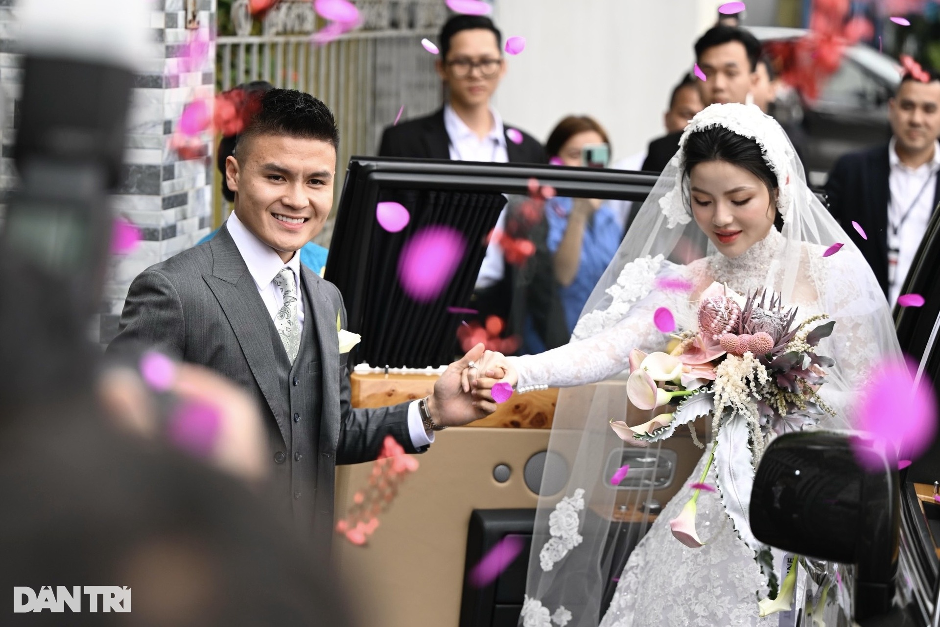 Cô dâu Chu Thanh Huyền xuất hiện xinh đẹp, sánh đôi tình tứ bên Quang Hải - 10 Cô dâu Chu Thanh Huyền xuất hiện xinh đẹp, sánh đôi tình tứ bên Quang Hải - 10