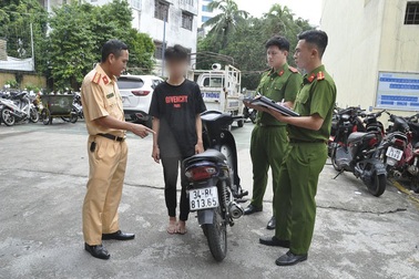 Khởi tố nam sinh lớp 12 tông xe máy làm cán bộ CSGT bị thương