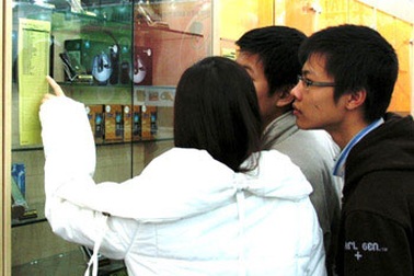 Loạn giá, điện thoại bình dân hút khách