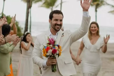 Bị bồ "đá", cay cú tổ chức cưới linh đình với chính mình