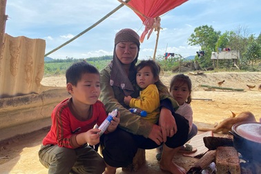 Lũ rút, về nhà chỉ còn bãi đất trống, gia đình nheo nhóc căng bạt ở tạm