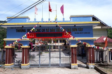 Quảng Ngãi: Học sinh “tố” bị thầy giáo bắt đứng khoanh tay nhiều giờ liền