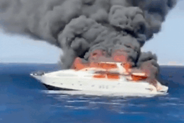 Du thuyền 50 tỷ đồng ở Tây Ban Nha bốc cháy dữ dội rồi chìm ngoài khơi