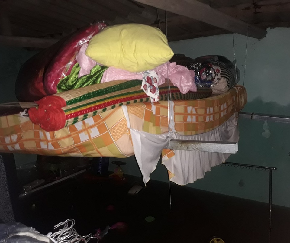 Lũ đổ về bất ngờ, người dân cuống cuồng chạy lũ trong đêm - 6 Lũ đổ về bất ngờ, người dân cuống cuồng chạy lũ trong đêm - 6