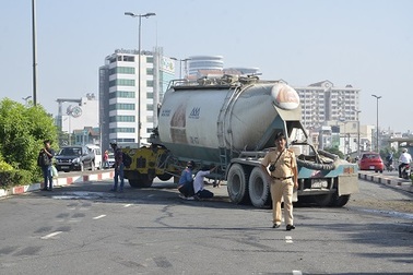 Xe đầu kéo “đại náo”, người đi đường thót tim