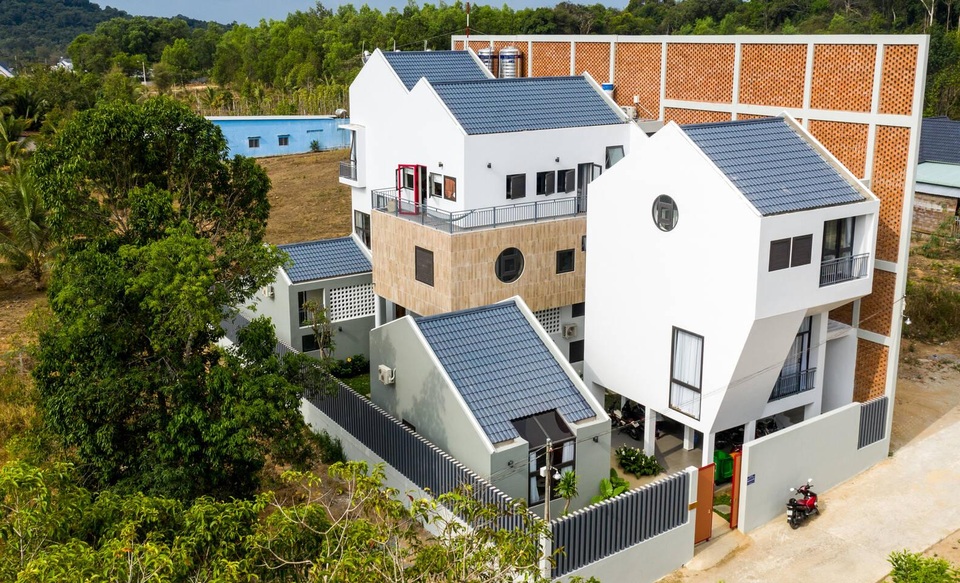 Vợ chồng ở Phú Quốc xây tường “khổng lồ” tránh nắng cho biệt thự “khủng” - 1