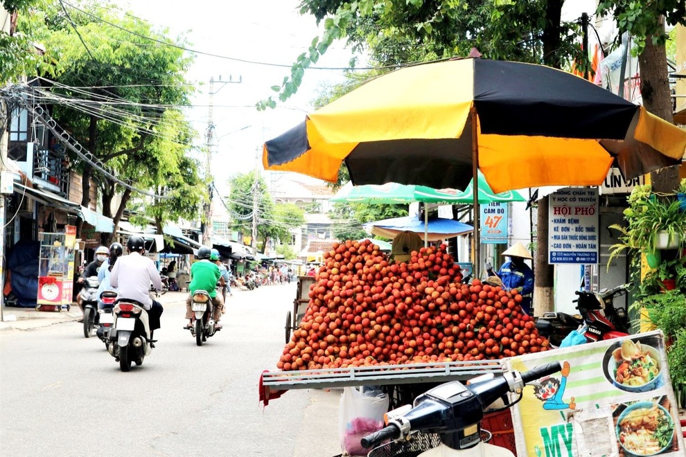 Chợ tết Đoan Ngọ hàng hóa phong phú, người dân thắt chặt chi tiêu - 7 Chợ tết Đoan Ngọ hàng hóa phong phú, người dân thắt chặt chi tiêu - 7