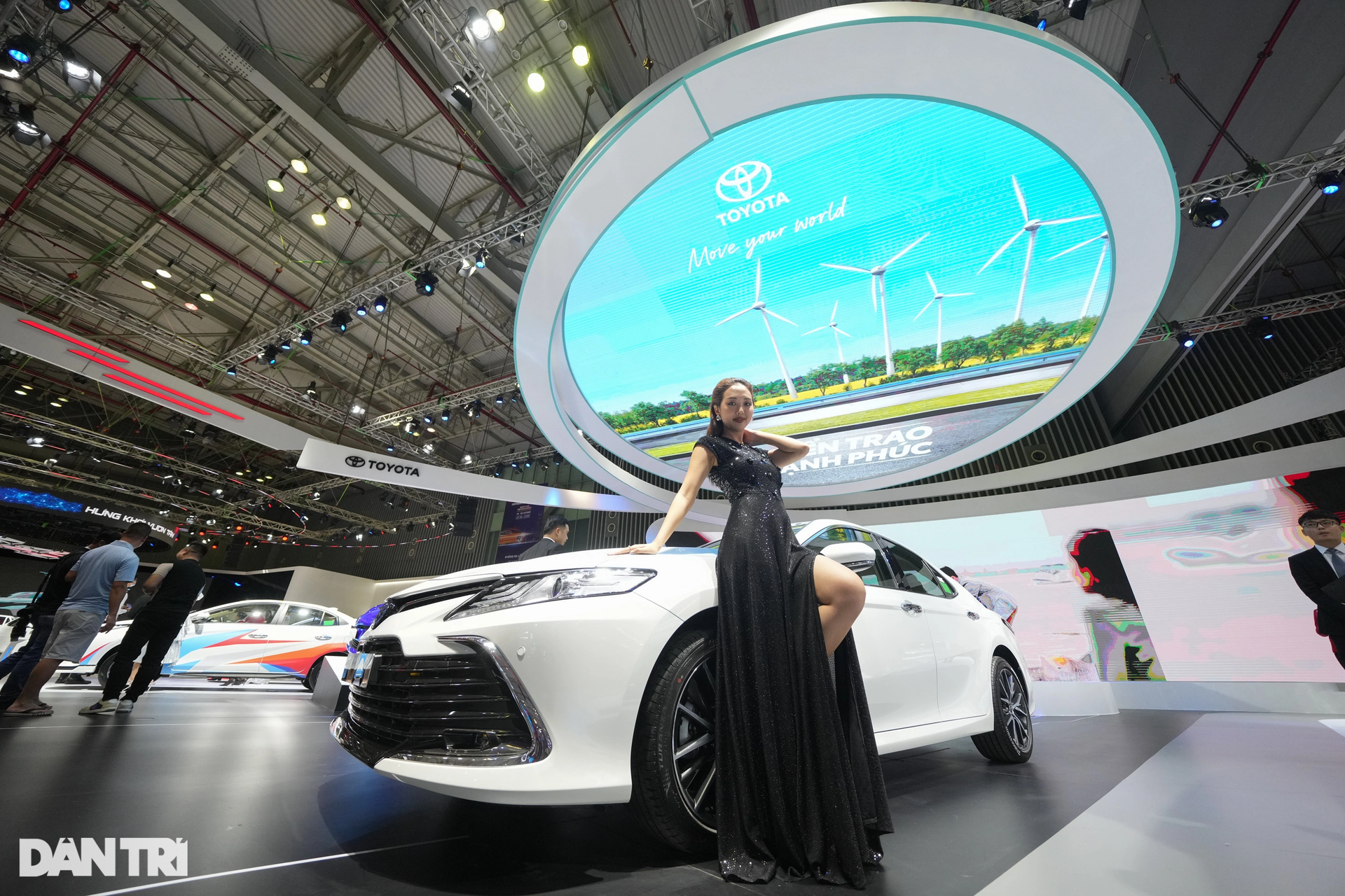 Ngắm những bóng hồng tại Việt Nam Motor Show 2022 - 16 Ngắm những bóng hồng tại Việt Nam Motor Show 2022 - 16