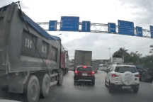 Chuyển làn bất cẩn, ô tô tải đâm xe con xoay ngang đường