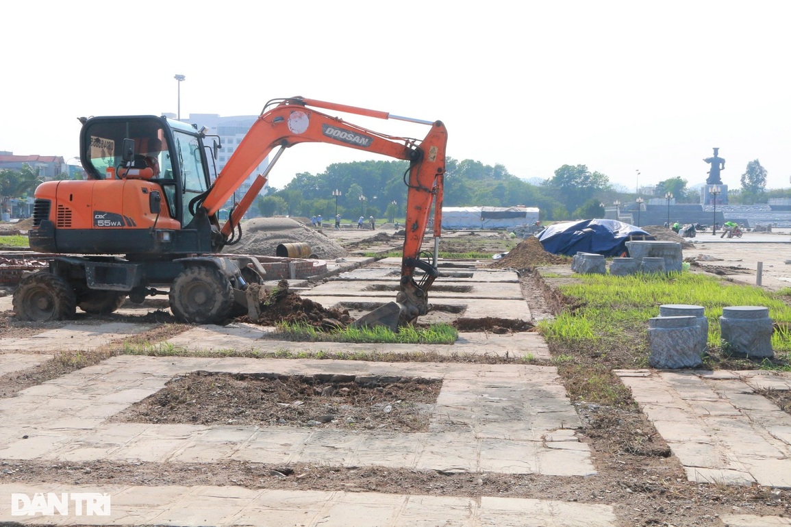 Rót thêm 30 tỷ đồng cho dự án quảng trường 1.500 tỷ đồng treo 10 năm - 2 Rót thêm 30 tỷ đồng cho dự án quảng trường 1.500 tỷ đồng treo 10 năm - 2