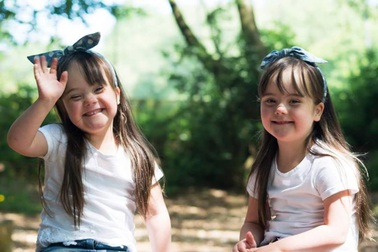 Vẻ đẹp đáng yêu của cặp song sinh mắc hội chứng Down