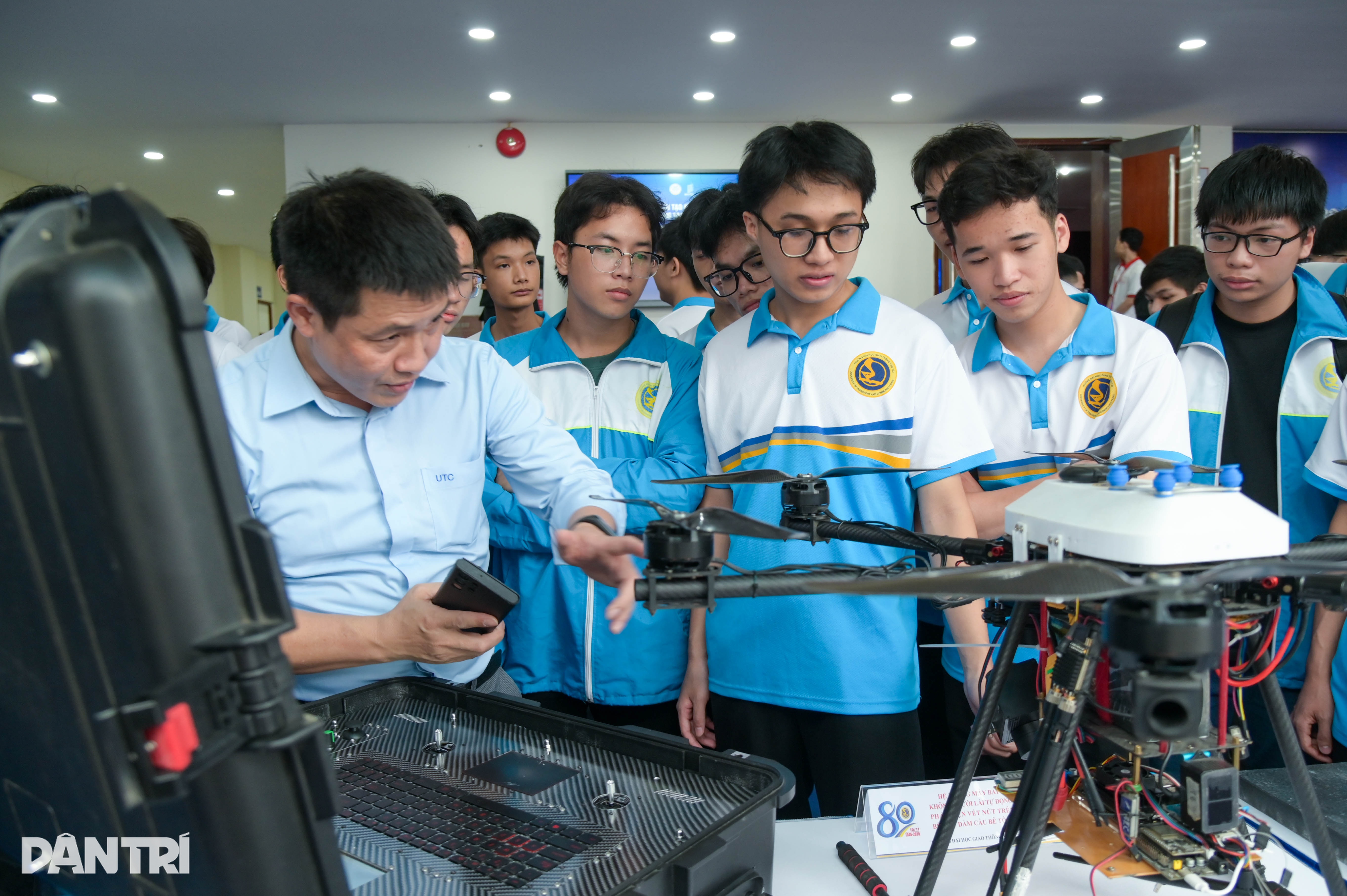 Drone AI của người Việt phát hiện vết nứt cầu, khả thi cho cứu nạn, cứu hộ - 1