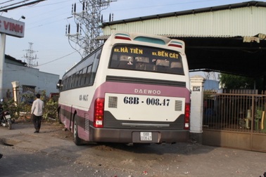 Xe khách cán dải phân cách, đâm tường rào công ty