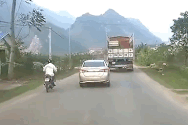 Đua nhau vượt xe khác - Bài học kinh nghiệm khi ra đường