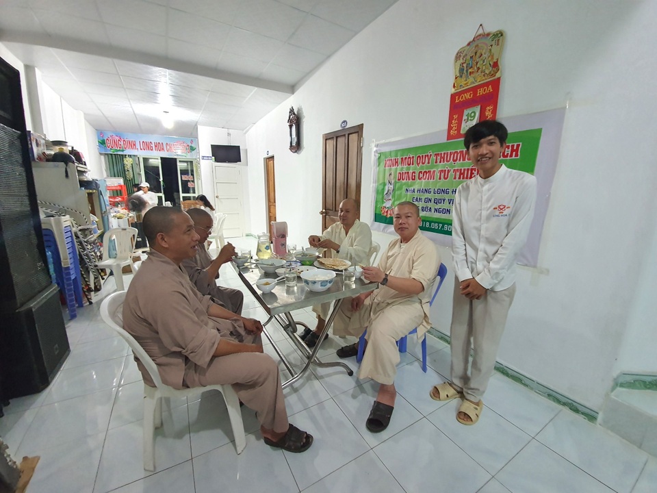 Chủ khách sạn ở Phú Yên miễn phí ăn ở cho các đoàn từ thiện miền Trung - 2 Chủ khách sạn ở Phú Yên miễn phí ăn ở cho các đoàn từ thiện miền Trung - 2