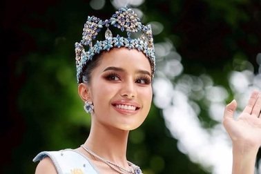 Cận cảnh vẻ ngoài xinh như búp bê "sống" của tân Hoa hậu Thế giới