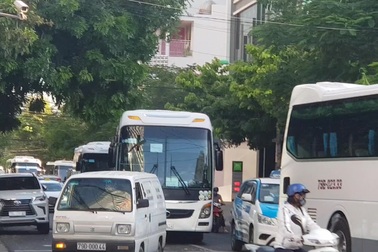 Xe du lịch loại 50 chỗ "đại náo" ở trung tâm Nha Trang