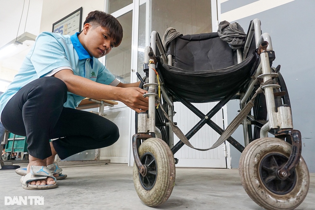 Thầy trò trường nghề mở xưởng sửa xe lăn miễn phí - 4 Thầy trò trường nghề mở xưởng sửa xe lăn miễn phí - 4