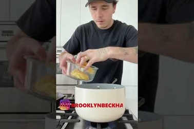 Brooklyn Beckham vào bếp