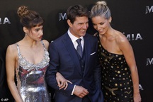 Tom Cruise trẻ trung bên các bạn diễn xinh đẹp