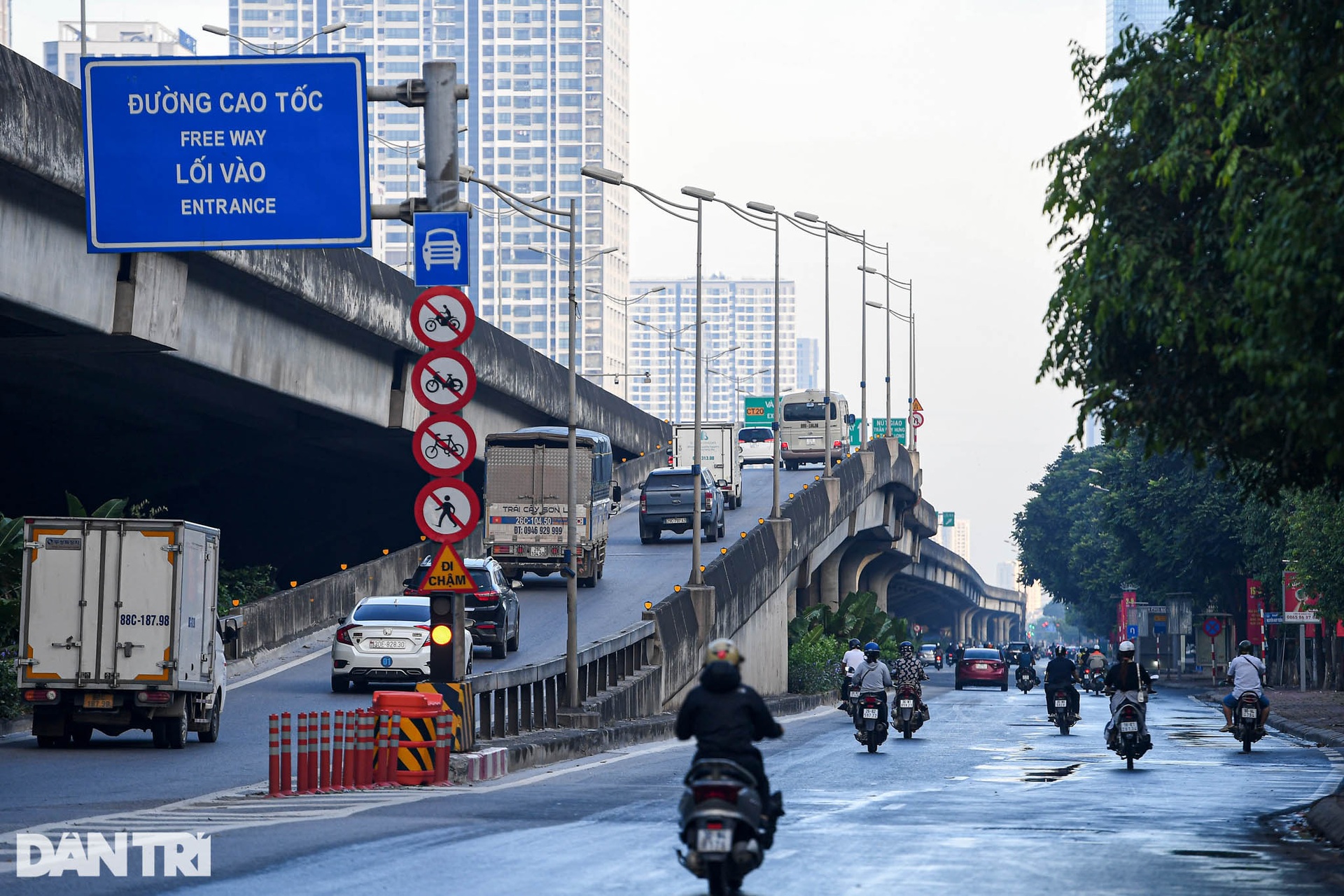 Nhiều tuyến đường Hà Nội đông đúc xe cộ ngày đầu tuần - 4 Nhiều tuyến đường Hà Nội đông đúc xe cộ ngày đầu tuần - 4