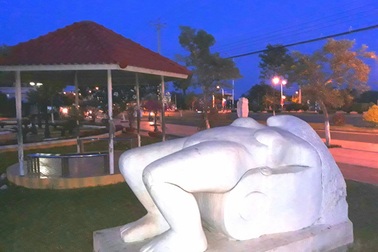 Di dời khẩn cấp tượng phụ nữ nằm lõa thể trong công viên