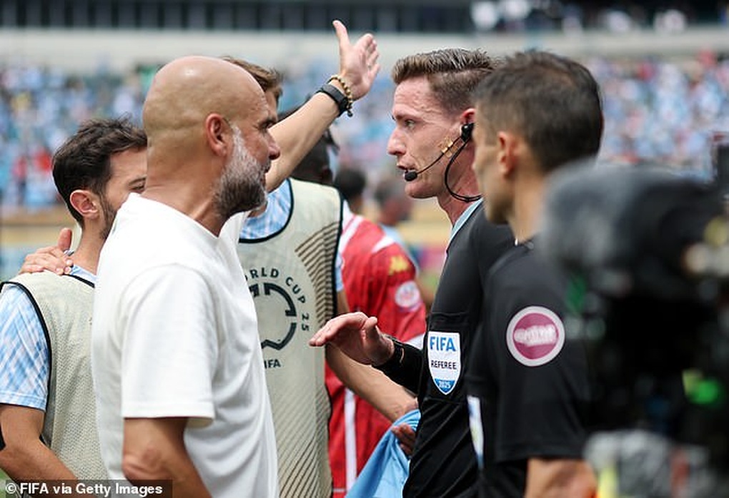 Trainer Pep Guardiola sauer auf Schiedsrichter, Fans streiten heftig – 3 HLV Pep Guardiola phẫn nộ với trọng tài, CĐV tranh cãi dữ dội - 3