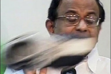 Thêm một chính trị gia bị ném giày