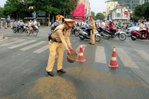 Hà Nội: CSGT quét dọn đường, xóa bẫy “tử thần”