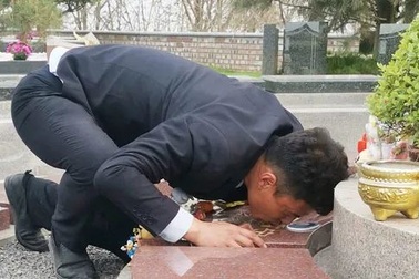 Ông bố xin làm tại nghĩa trang, giữ lời hứa "luôn bên cạnh dù con ở đâu"
