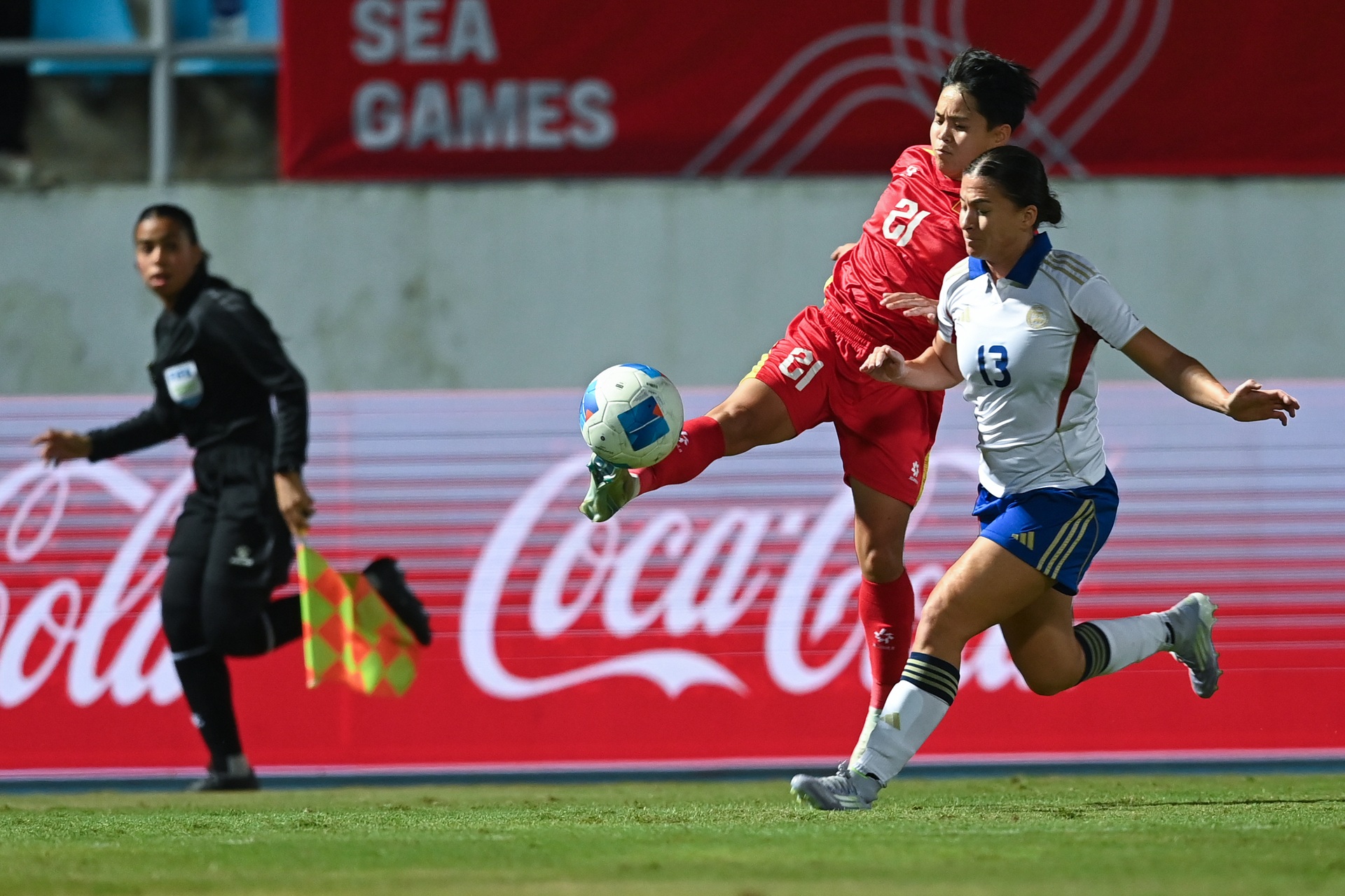 Thắng tuyển nữ Việt Nam, cầu thủ Philippines ăn mừng như vô địch - 6 Thắng tuyển nữ Việt Nam, cầu thủ Philippines ăn mừng như vô địch - 6