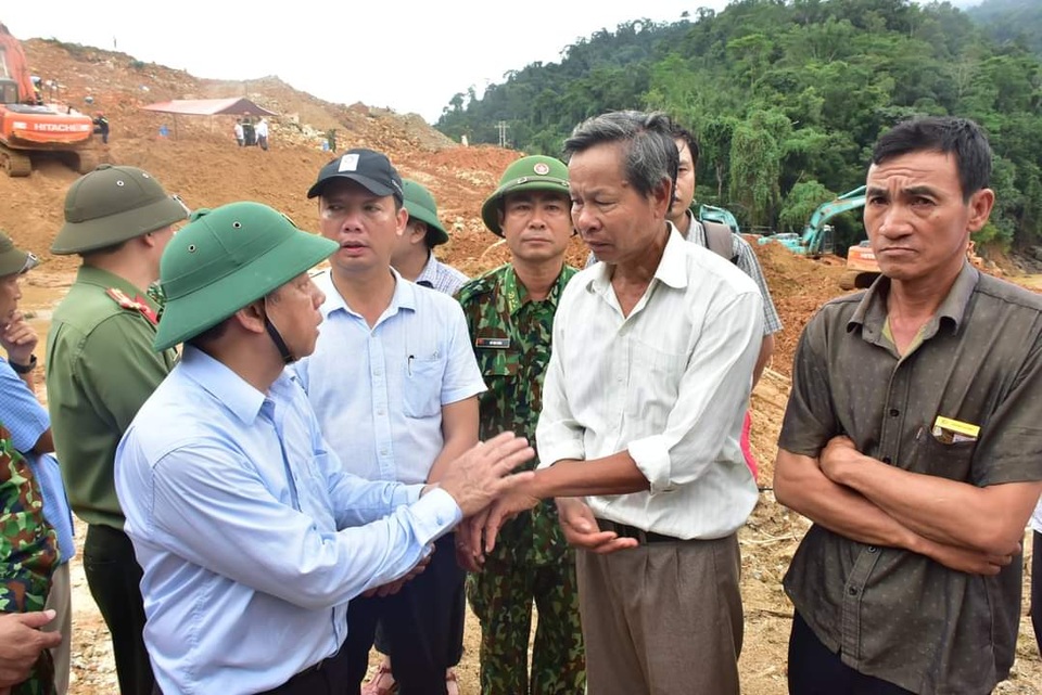 Người thân gào khóc giữa mênh mông sạt lở Rào Trăng - 3 Người thân gào khóc giữa mênh mông sạt lở Rào Trăng - 3