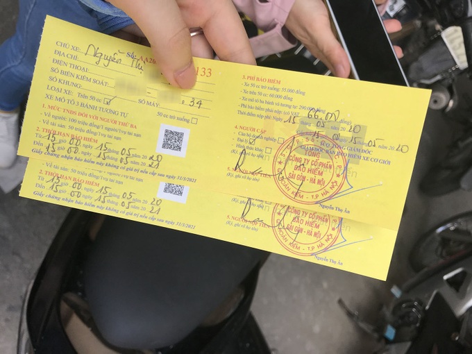 Người dân cuống cuồng, "rồng rắn" xếp hàng đi mua bảo hiểm xe máy, ô tô - Ảnh 3. Người dân cuống cuồng, "rồng rắn" xếp hàng đi mua bảo hiểm xe máy, ô tô - Ảnh 3.