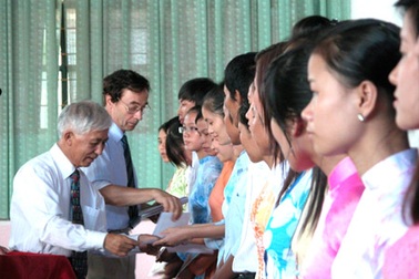 Trái tim nhân hậu với trò nghèo Việt Nam