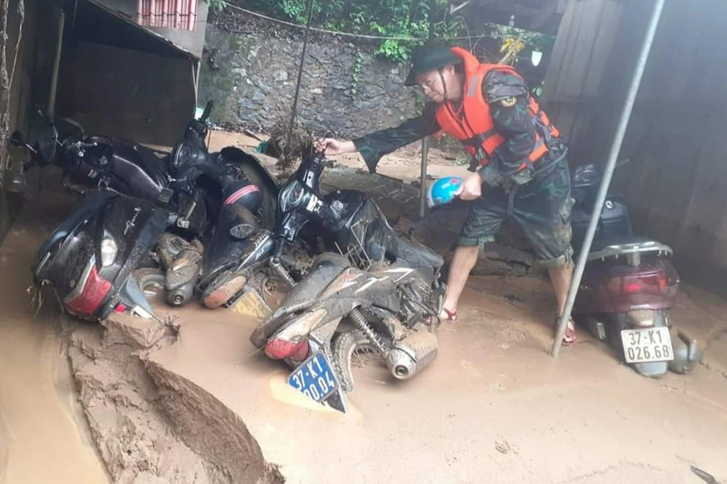 Lũ kinh hoàng, ô tô trôi theo dòng nước cuồn cuộn chảy - 5 Lũ kinh hoàng, ô tô trôi theo dòng nước cuồn cuộn chảy - 5