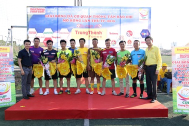 Đội bóng báo Dân trí thắng tưng bừng trận ra quân Cup Trung Thành