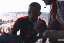 Tài tử Will Smith mừng tuổi 50 bằng cú nhảy “đau tim”