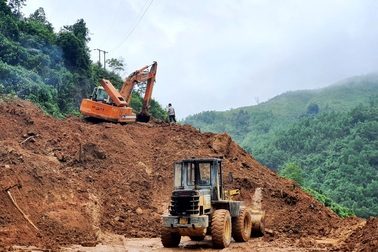 Đường Hồ Chí Minh sạt lở tại Quảng Nam, giao thông tắc nghẽn
