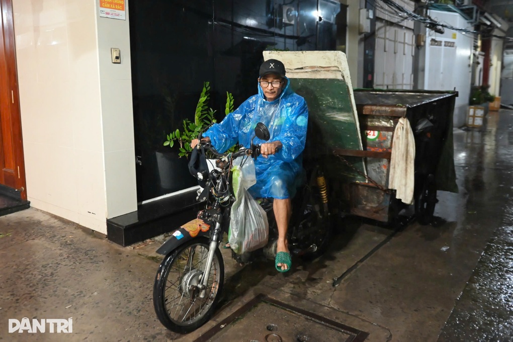 Ngày đầu cân rác thu phí theo giá mới, các địa phương ở TPHCM vẫn loay hoay - 1