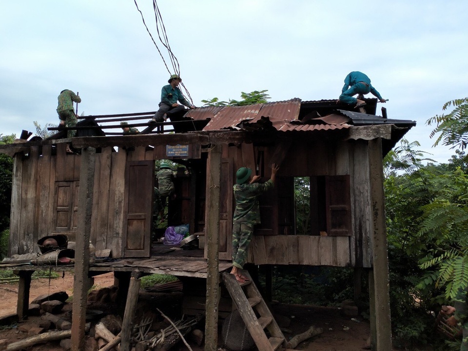 Quảng Trị: Thanh niên Biên phòng giúp dân khắc phục hậu quả sau bão - 3 Quảng Trị: Thanh niên Biên phòng giúp dân khắc phục hậu quả sau bão - 3
