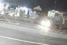 Xe máy tránh ô tô sang đường và tông cột biển báo, 2 người bị thương