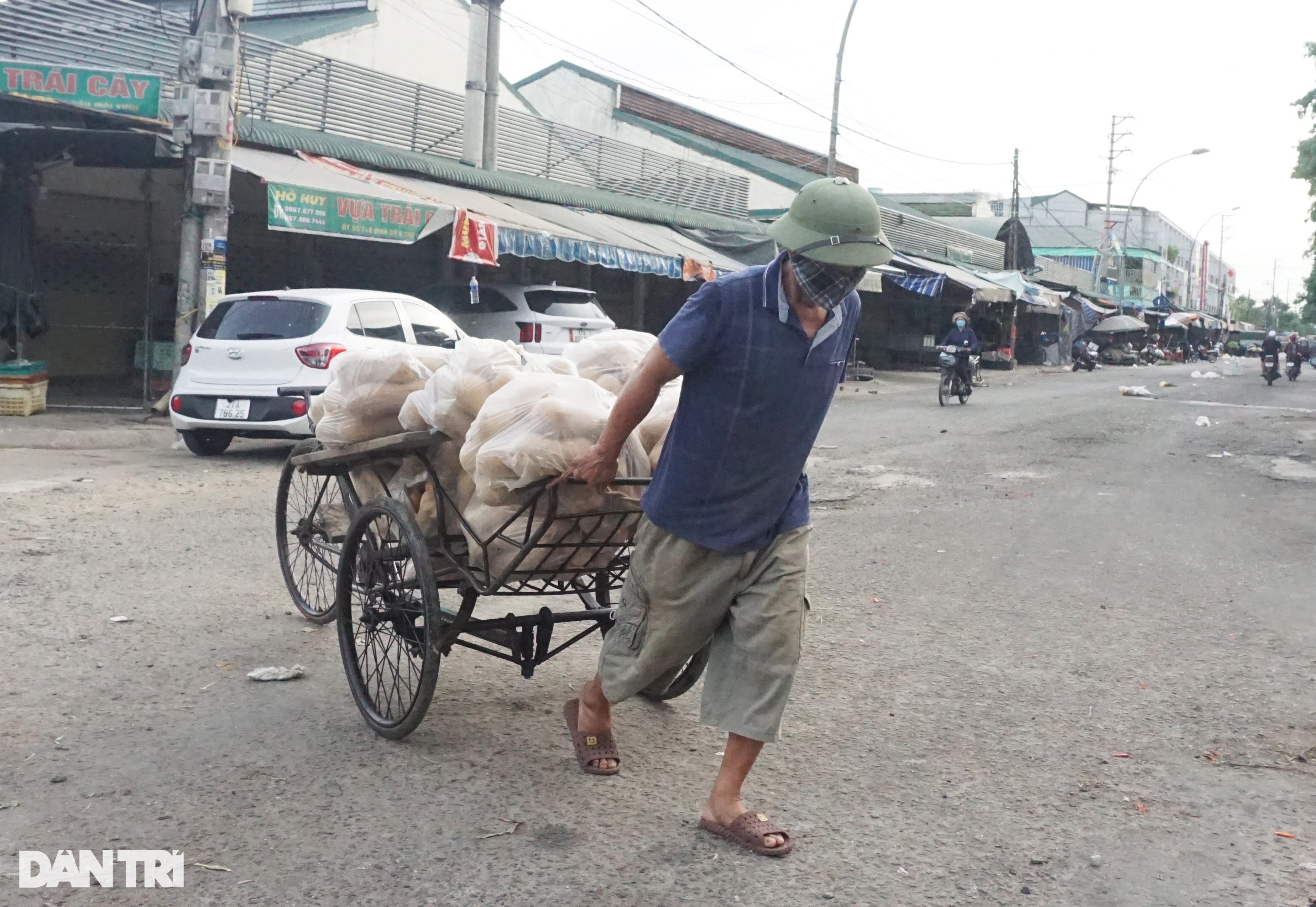 Hình ảnh người đàn ông chở tro cốt vợ vượt hàng trăm km lay động lòng người - 6 Hình ảnh người đàn ông chở tro cốt vợ vượt hàng trăm km lay động lòng người - 6