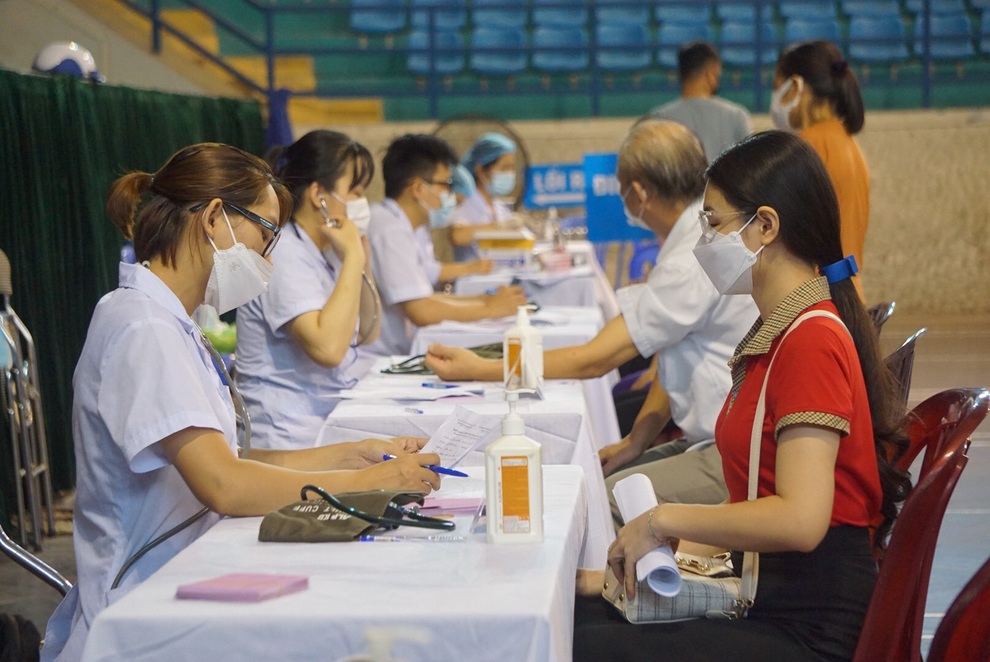 Hải Phòng cân nhắc cho người tiêm đủ 2 mũi vắc xin tham gia sản xuất - 1 Hải Phòng cân nhắc cho người tiêm đủ 2 mũi vắc xin tham gia sản xuất - 1