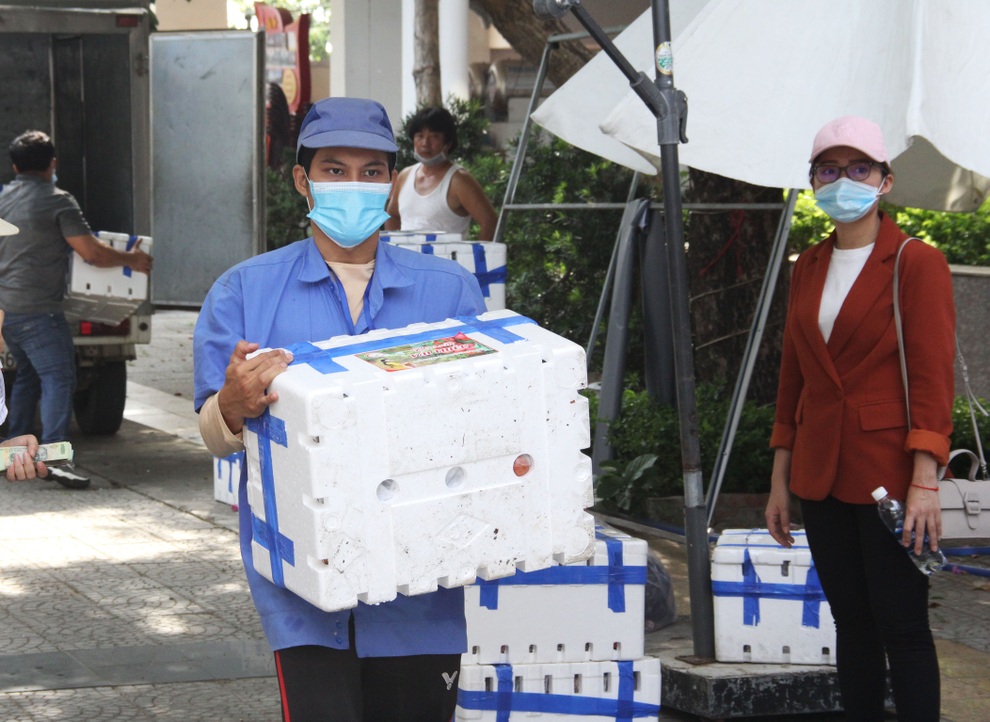 Học sinh lớp 7 phụ giúp mẹ bán vải thiều, chia sẻ với nhà nông Bắc Giang - 7