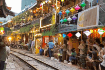 Phố cà phê đường tàu ở Hà Nội nhộn nhịp khách Tây, đông kín ngày cuối tuần