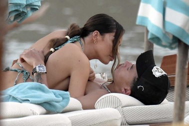 Dele Alli tình tứ bên bạn gái bốc lửa