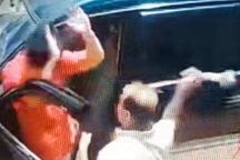 Tài xế ở Bình Dương quỳ lạy, van xin người đàn ông sau khi bị đập kính ô tô